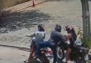 Mulher fica desesperada após ter a moto tomada por dupla de assaltantes em plena luz do dia